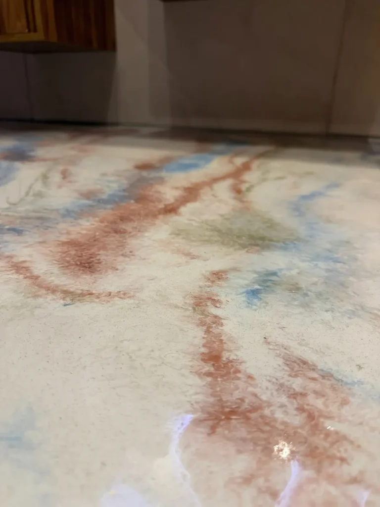 Naadloze epoxyvloer bij badkamerrenovatie in Brugge