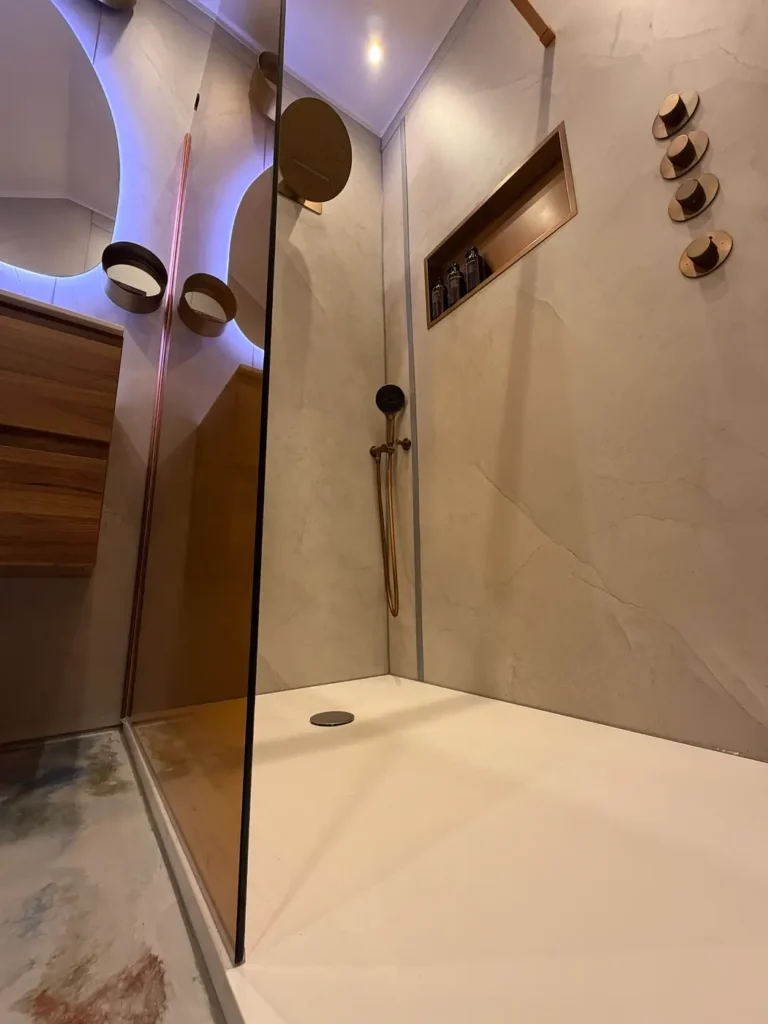 Complete badkamerrenovatie met epoxyvloer in Brugge