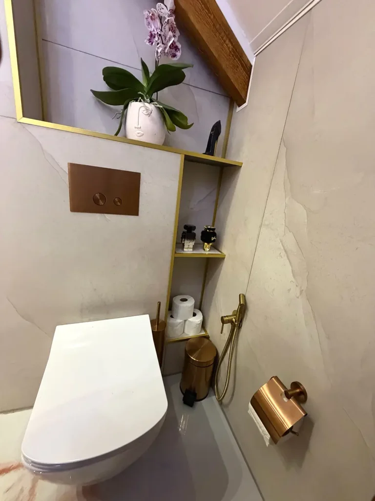 Gerenoveerde toiletruimte met bronzen details in Brugge
